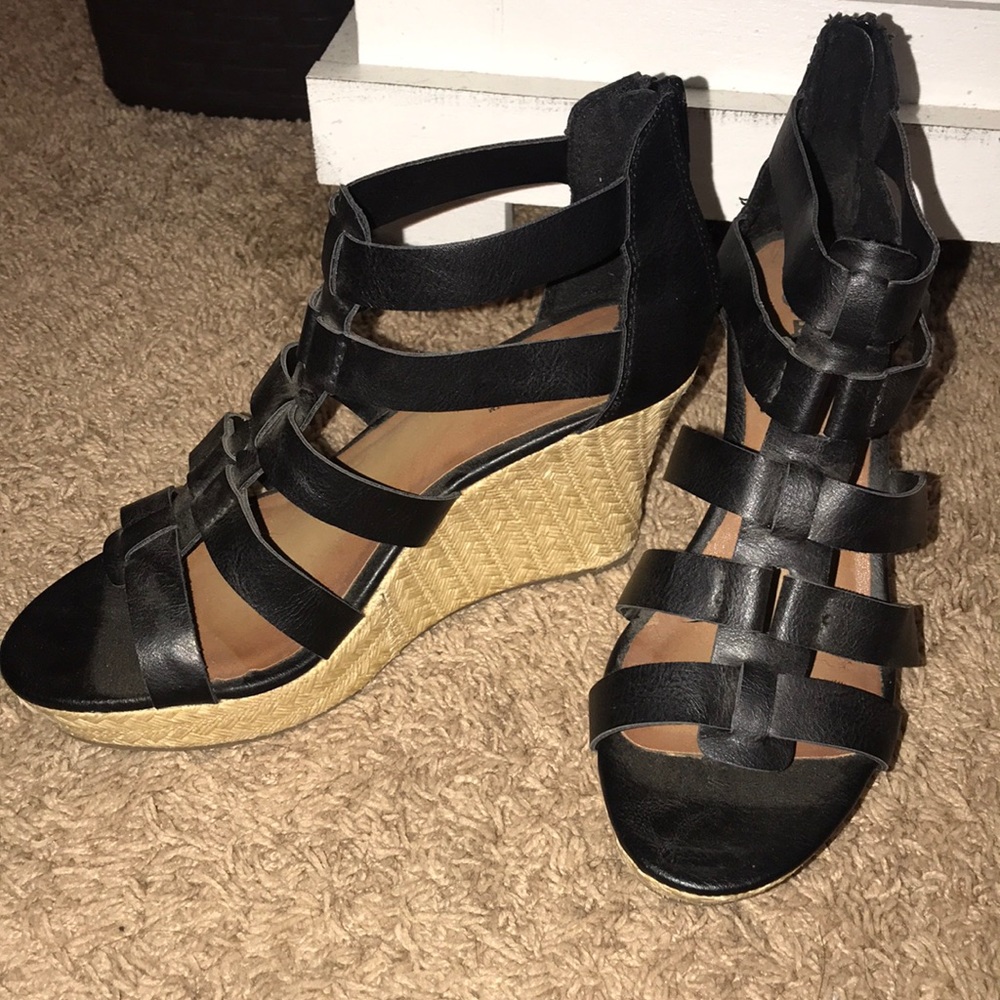 Black wedges